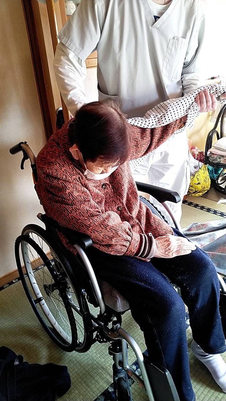 車いす・寝たきりの方でも施術可能です